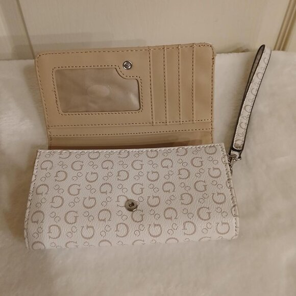 Guess white wristlet wallet with silver logo - Picture 4 of 5